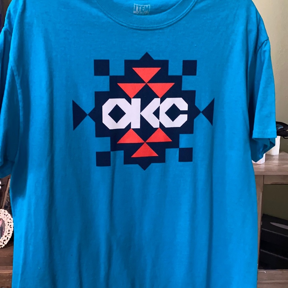OKC THUNDER SHIRT SIZE L.